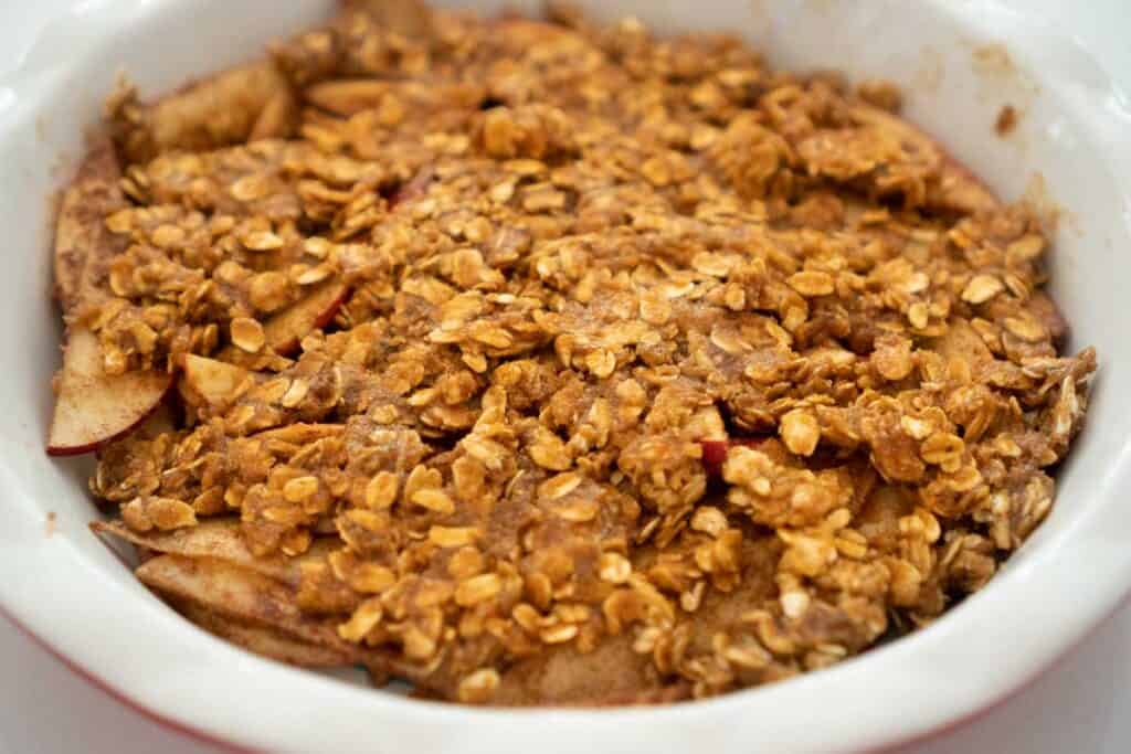 peanut butter apple crisp in white pie pan