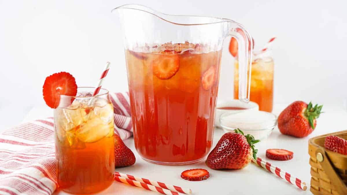 strawberry iced tea in mason jar